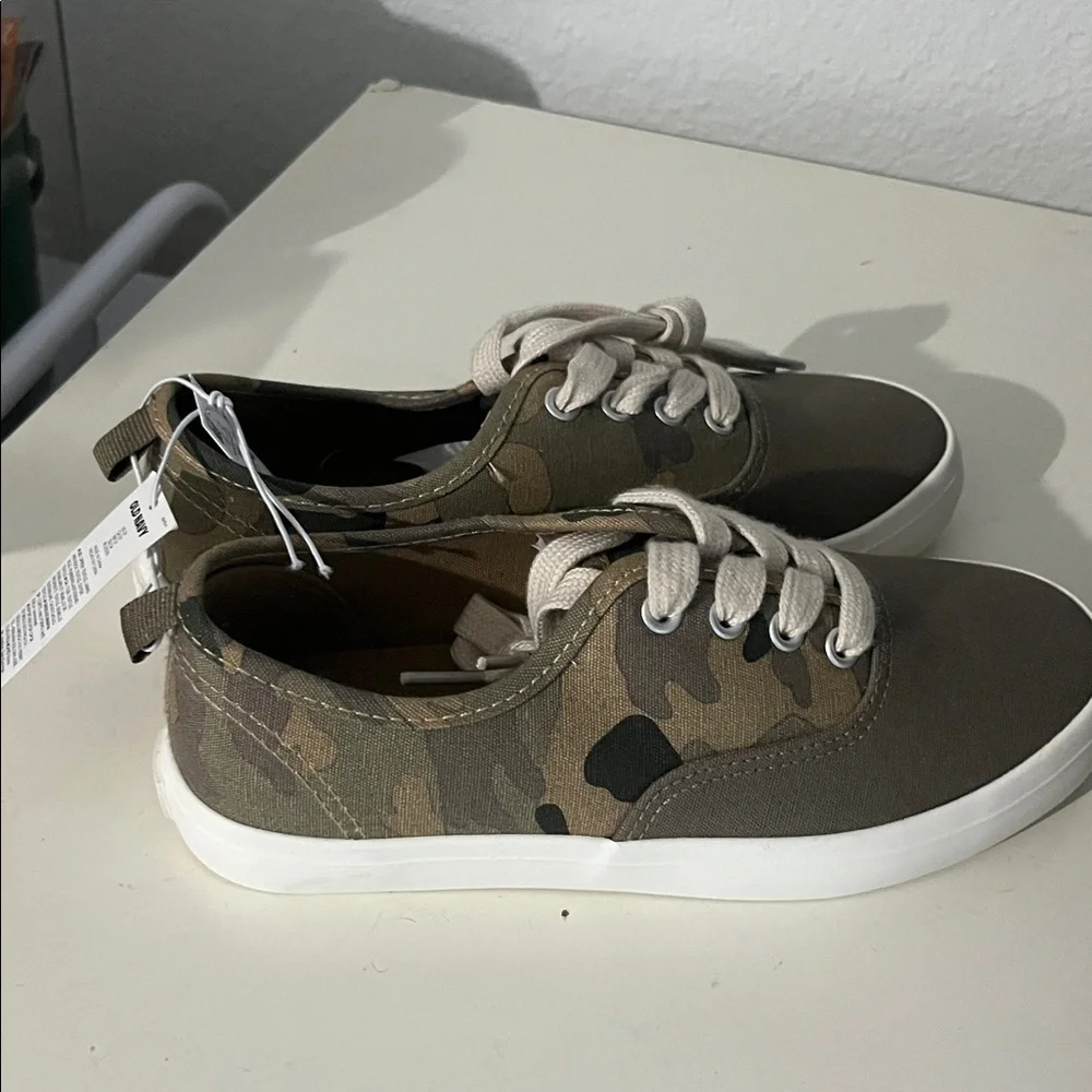 New Old Navy Canvas Shoes Boys Girls Size 2 Camo Camouflage NWT